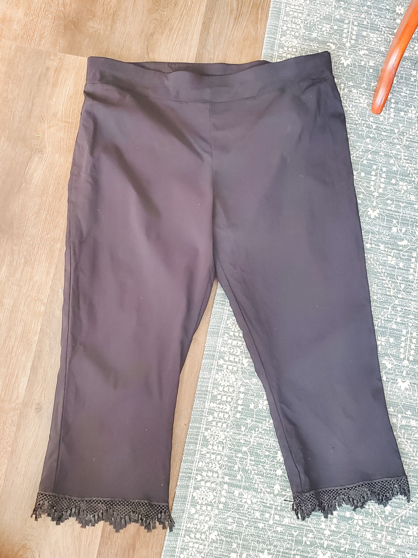 Black Capri Pants 22