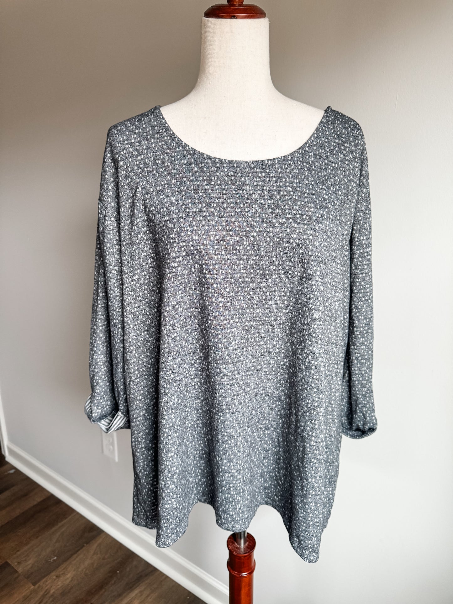 Gray and White Dotted Top 1/2X